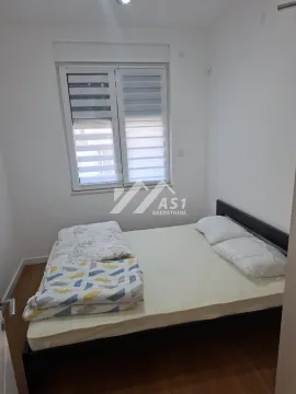 Manja spavaća soba sa bračnim krevetom i prozorom. - image 3