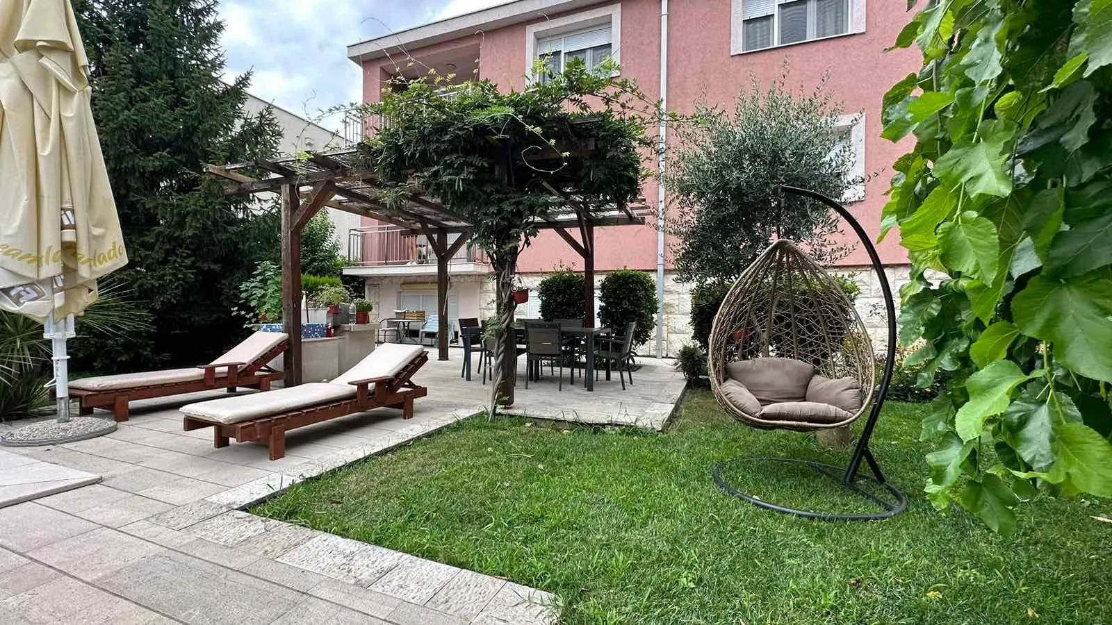 Izdavanje, kuća, 340m², Gorica C, Podgorica