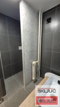 Moderne pločice i sanitarije u kupatilu. - image 13