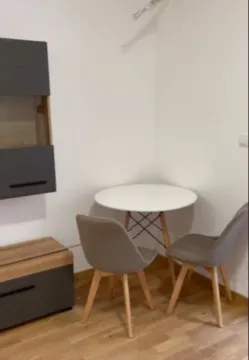 Mali okrugli trpezarijski sto sa dvije stolice u uglu prostorije. - image 3