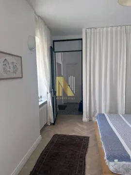 Pogled na spavaću sobu sa krevetom i prozorom sa belim zavesama. - image 13