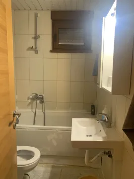 Jednostavno kupatilo sa kadom, umivaonikom i toaletom. - image 19