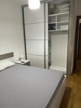 Svijetla spavaća soba sa bračnim krevetom i ugradnim plakarem. - image 3
