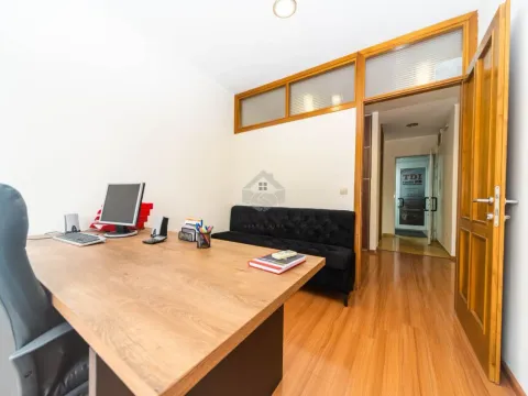 Izdavanje, poslovni prostor, 42m², Centar, Podgorica - image 10