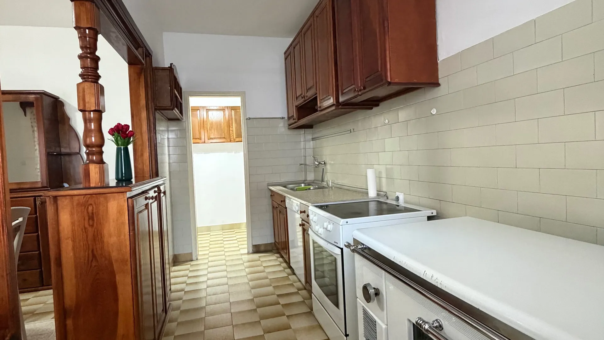 Izdavanje, trosoban stan, 170m², Zlatica, Podgorica
