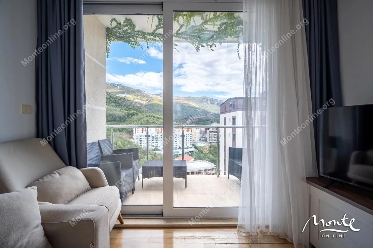 Living room with access to the terrace and mountain view.