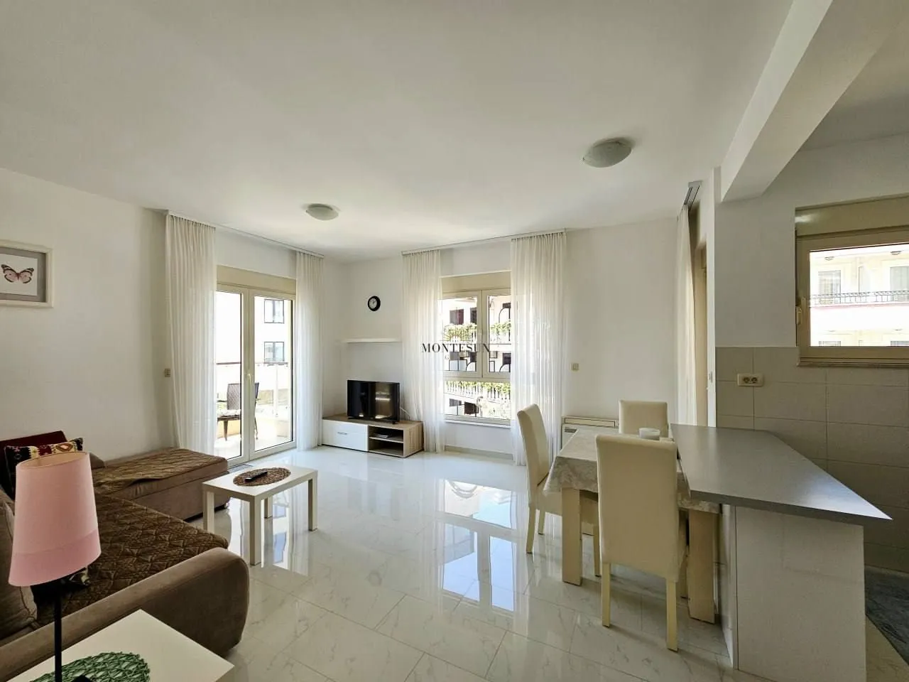 Spacious living room with a dining area and access to the terrace.