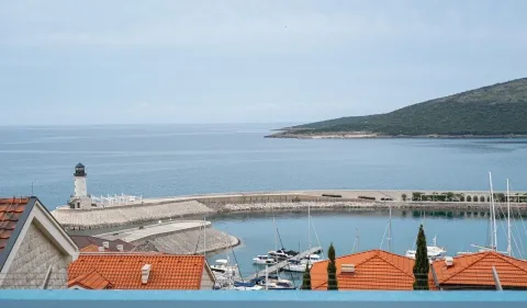 Pogled na marinu, svjetionik i more sa terase. - image 8