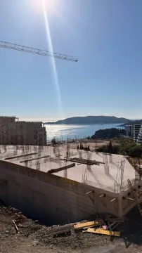 Pogled na gradilište i more sa okolnim zgradama. - image 2
