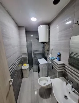 Manje kupatilo sa tuš kabinom, umivaonikom, WC šoljom i veš mašinom. - image 5