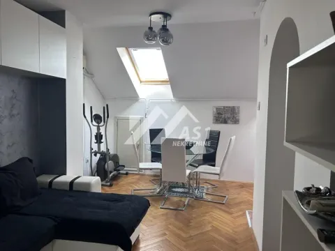Dnevna soba sa garniturom, trpezarijskim stolom i krovnim prozorom. - image 3