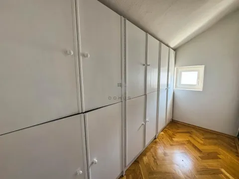 Izdavanje, kuća, 250m², Zagorič, Podgorica - image 16