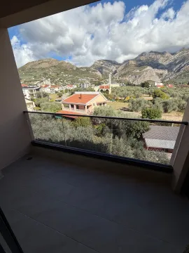 Pogled sa terase na planine i okolno naselje. - image 4