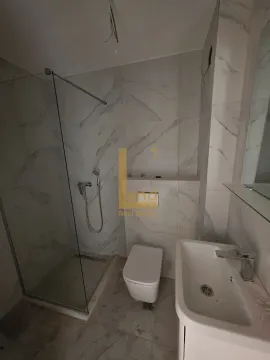 Novoopremljeno kupatilo sa tuš kabinom. - image 3