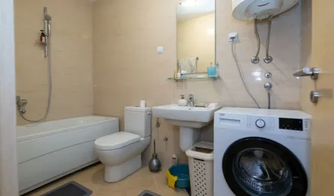 Kupatilo opremljeno kadom, umivaonikom, WC šoljom i veš mašinom. - image 11
