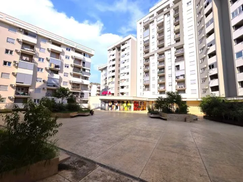 View of the courtyard and residential building facade. - image 9