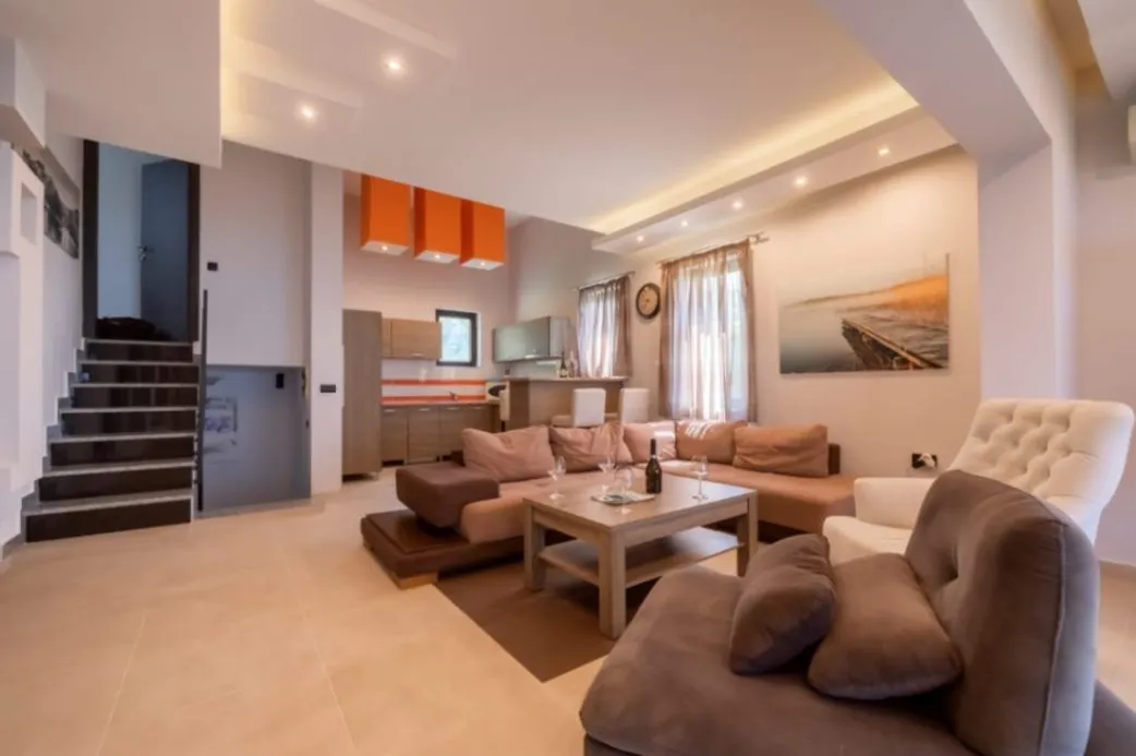 Sale, house, 560m², Šušanj, Bar