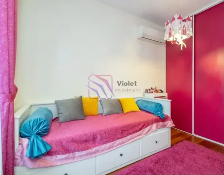 Dječja spavaća soba sa krevetom i ružičastim detaljima. - image 7