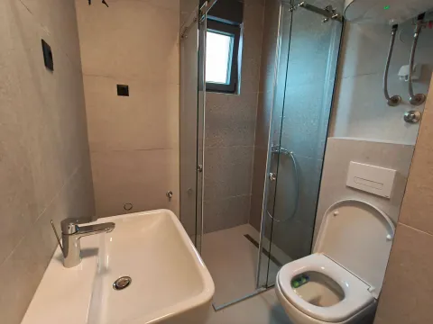 Moderno opremljeno kupatilo sa umivaonikom, tuš kabinom i toaletom. - image 4