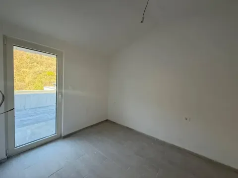 Prazna neuređena prostorija sa balkonskim vratima i izlazom na terasu. - image 3