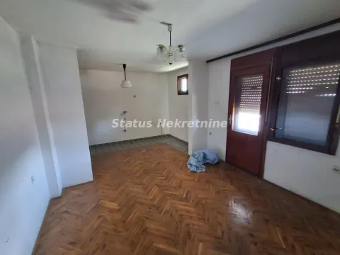 Prazna prostorija sa drvenim parketom i izlazom na terasu. - image 21