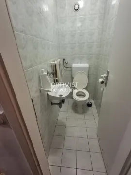 Manje kupatilo sa toaletom i umivaonikom, obloženo keramičkim pločicama. - image 12