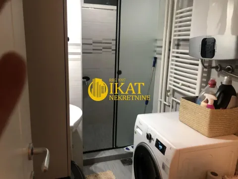 Kupatilo sa tuš kabinom, umivaonikom i veš mašinom. - image 9