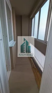 Zastakljeni balkon sa keramičkim pločicama na podu. - image 17