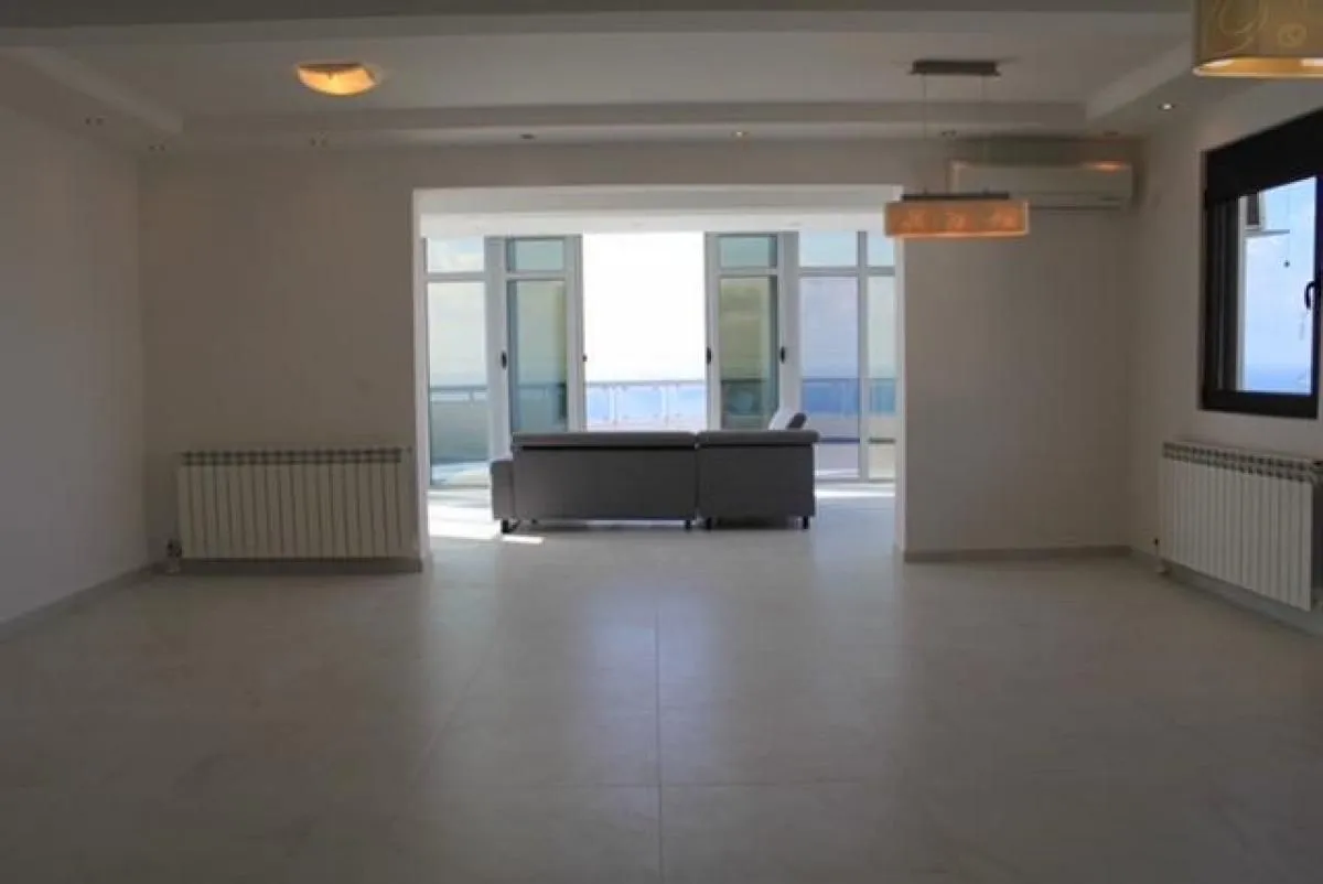 Prodaja, trosoban stan, 241m², Bar, Crna Gora