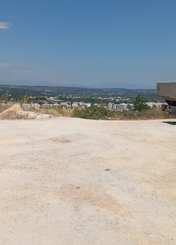 Pogled na okolni pejzaž i naselje sa parcele.