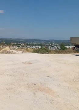 Pogled na okolni pejzaž i naselje sa parcele. - image 3