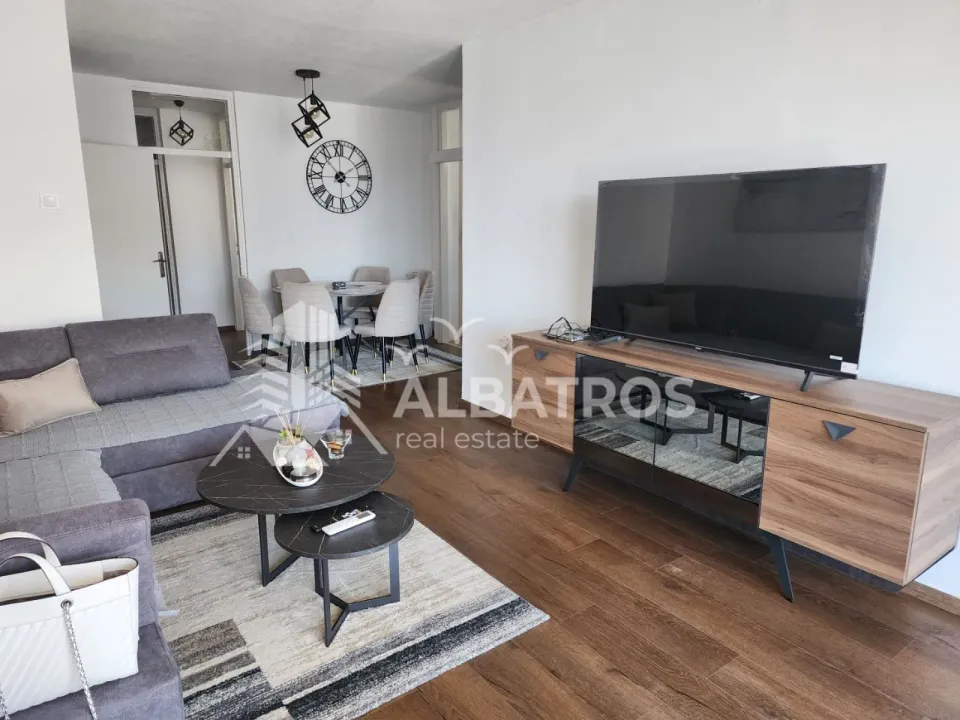 Izdavanje, dvosoban stan, 80m², Centar, Bar