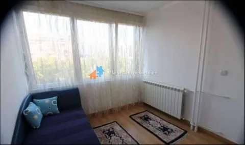 Dnevna soba sa plavom garniturom i velikim prozorom. - image 12