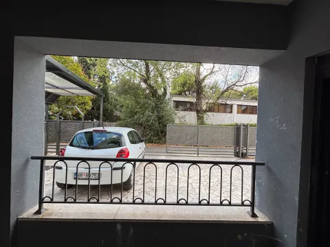 Pogled iz dvorišta na parking prostor ispred kuće sa parkiranim automobilom. - image 9