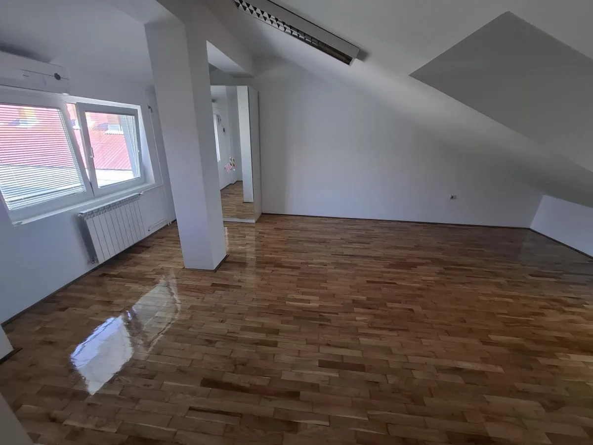 Izdavanje, stan, 220m², Centar, Novi Sad