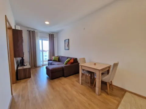 Dnevna soba sa garniturom, TV komodom i trpezarijskim stolom sa stolicama. - image 14