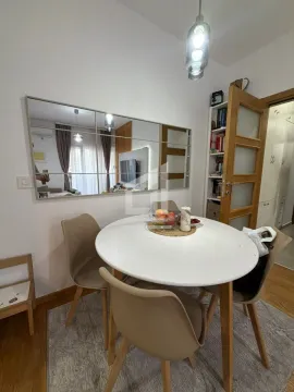 Trpezarija sa okruglim stolom, stolicama i velikim ogledalom na zidu. - image 11