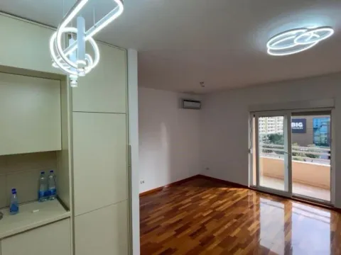 Izdavanje, dvosoban stan, 76m², City Kvart, Podgorica