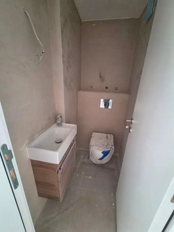 Manje kupatilo u toku opremanja sa umivaonikom i toaletom.