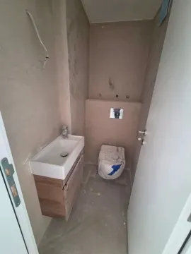 Manje kupatilo u toku opremanja sa umivaonikom i toaletom. - image 11