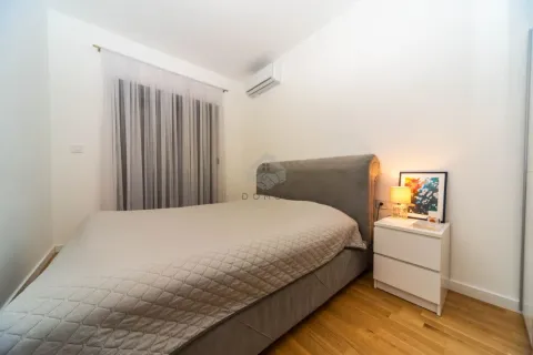 Namještena spavaća soba sa bračnim krevetom, noćnim stočićem i klimom. - image 6