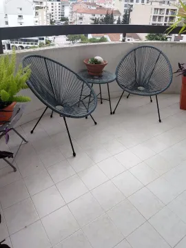 Namješten balkon sa dvije stolice i stolićem. - image 15