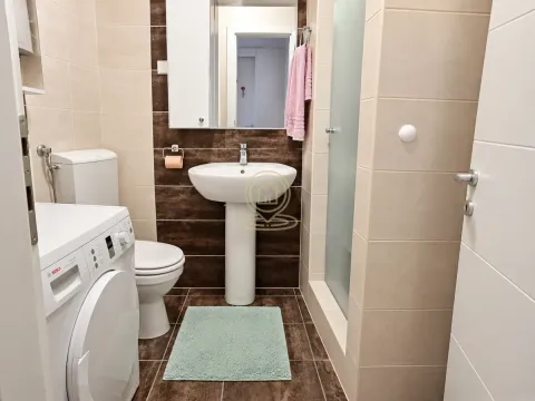 Kompaktno kupatilo sa umivaonikom, WC šoljom, tuš kabinom i veš mašinom. - image 6