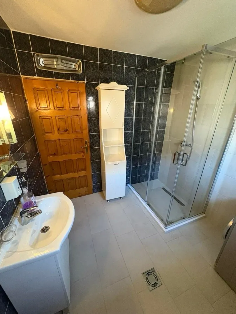 Izdavanje, kuća, 350m², Zlatica, Podgorica