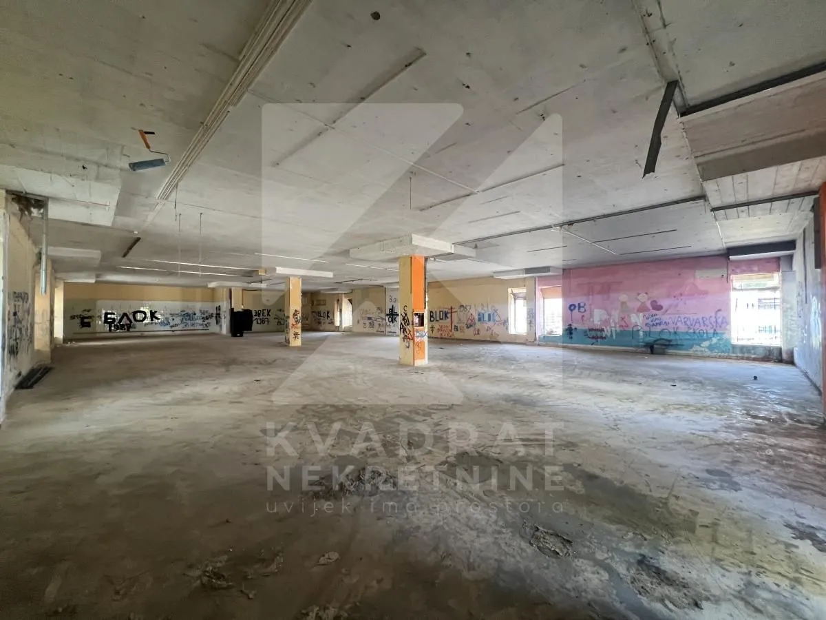 Izdavanje, poslovni prostor, 1000m², Blok 5, Podgorica