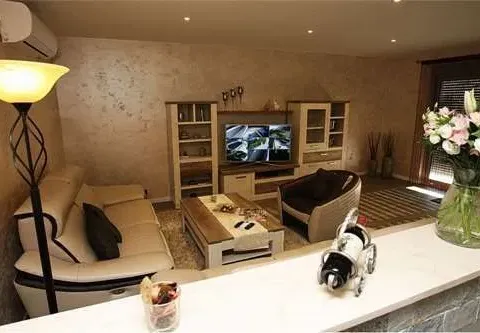 Izdavanje, kuća, 153m², Krimovica, Kotor - image 5