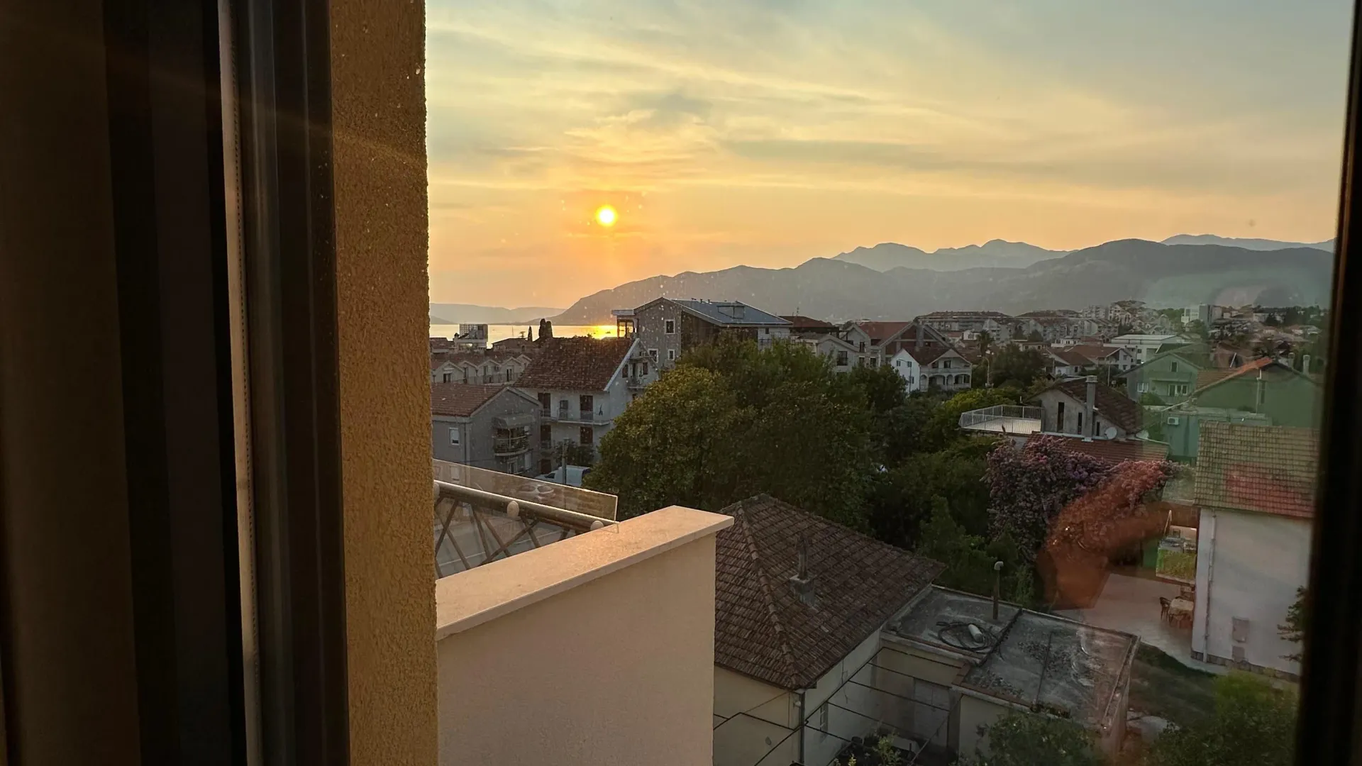 Izdavanje, dvosoban stan, 70m², Kalimanj, Tivat