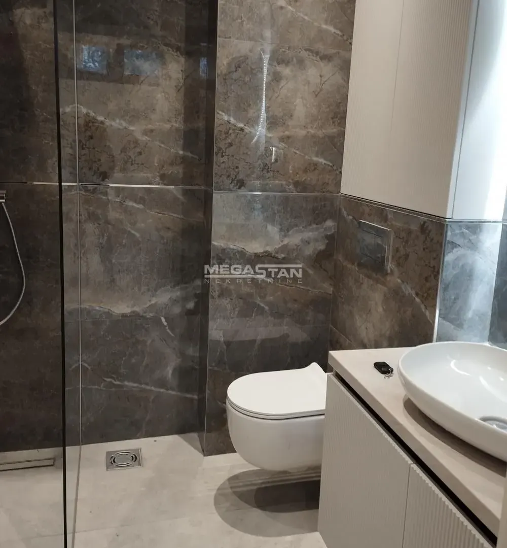 Izdavanje, četvorosoban stan, 177m², Savski Venac, Beograd