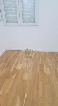 Prazna prostorija sa parketom na podu i bijelim zidovima. - image 7