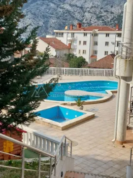 Pogled na bazen i dvorište zgrade sa okolnim objektima. - image 47